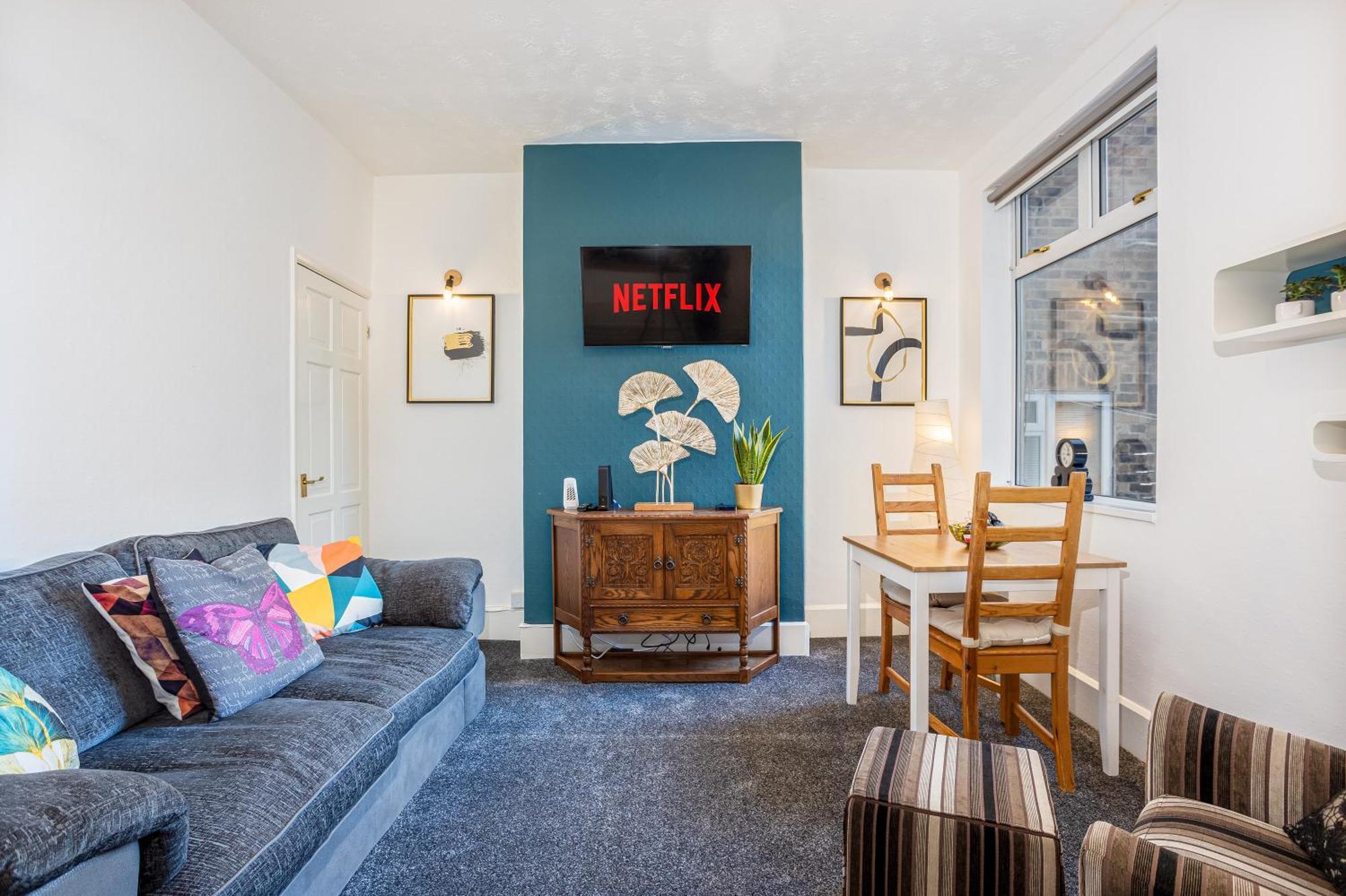 Coronation House By Yourstays - 3 Bedroom House In Newcastle-Under-Lyme Stoke-on-Trent 외부 사진