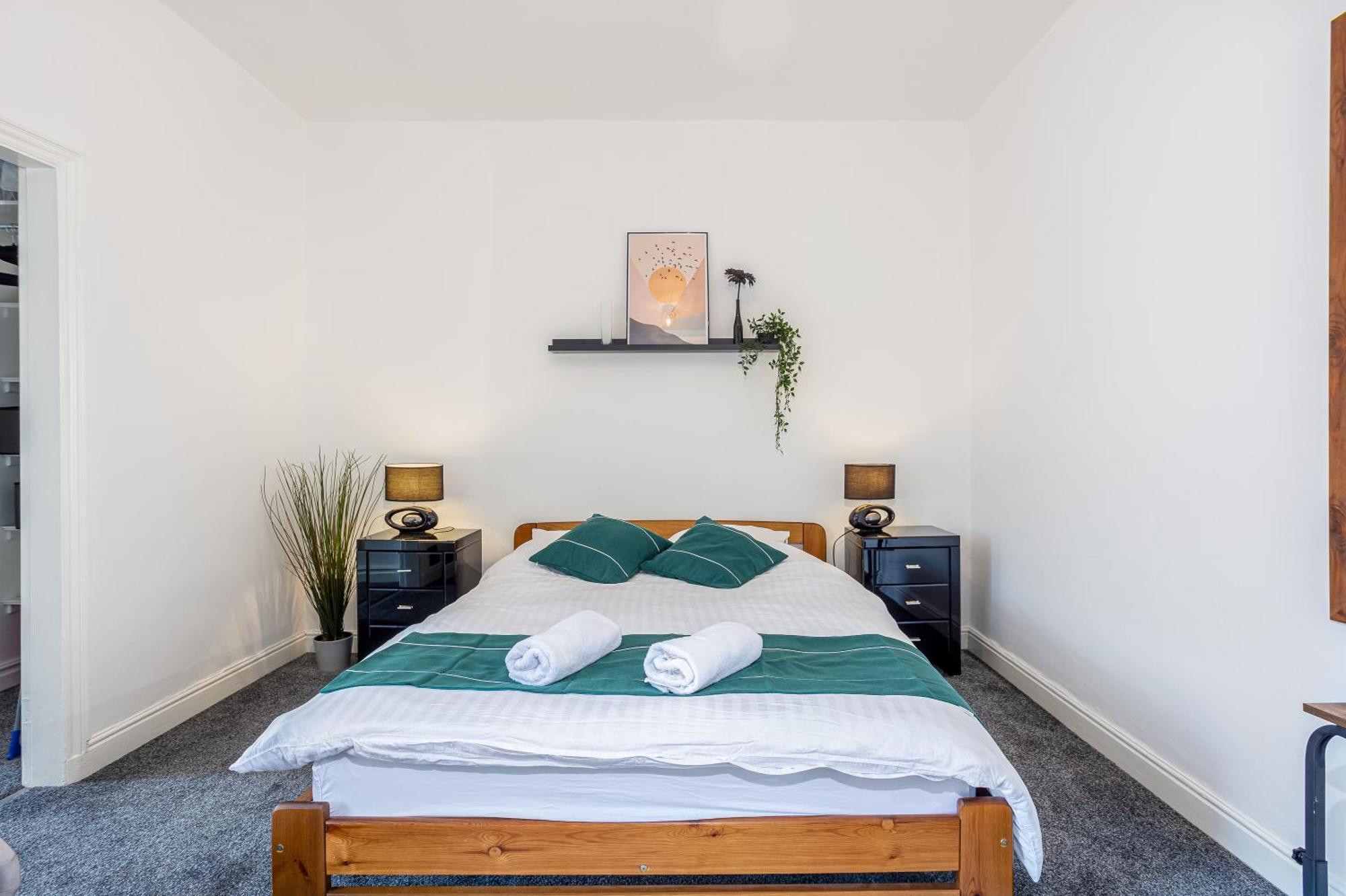 Coronation House By Yourstays - 3 Bedroom House In Newcastle-Under-Lyme Stoke-on-Trent 외부 사진