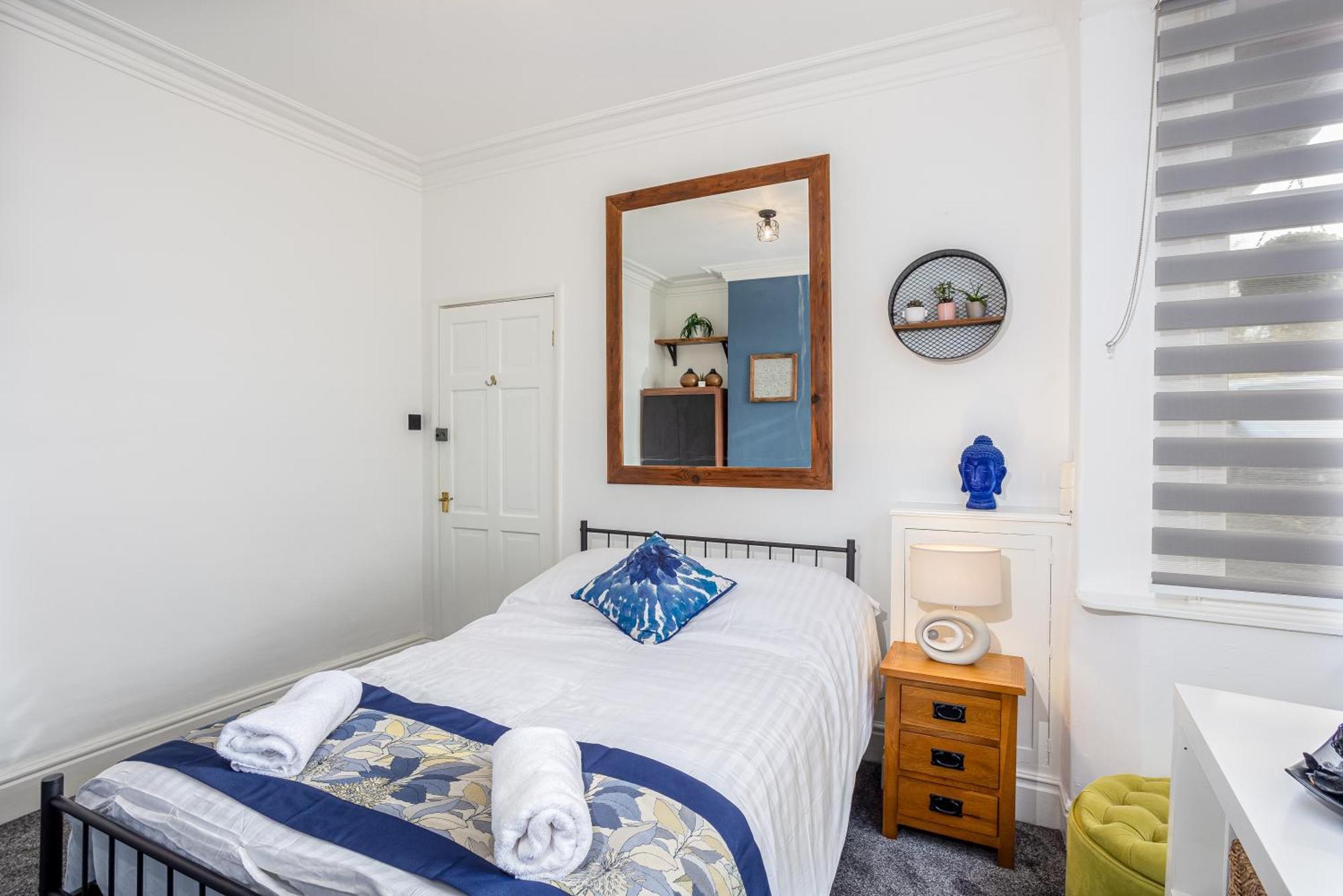 Coronation House By Yourstays - 3 Bedroom House In Newcastle-Under-Lyme Stoke-on-Trent 외부 사진